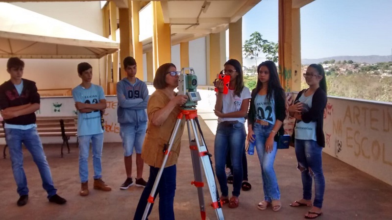 Demonstração de aula prática do curso de edificações